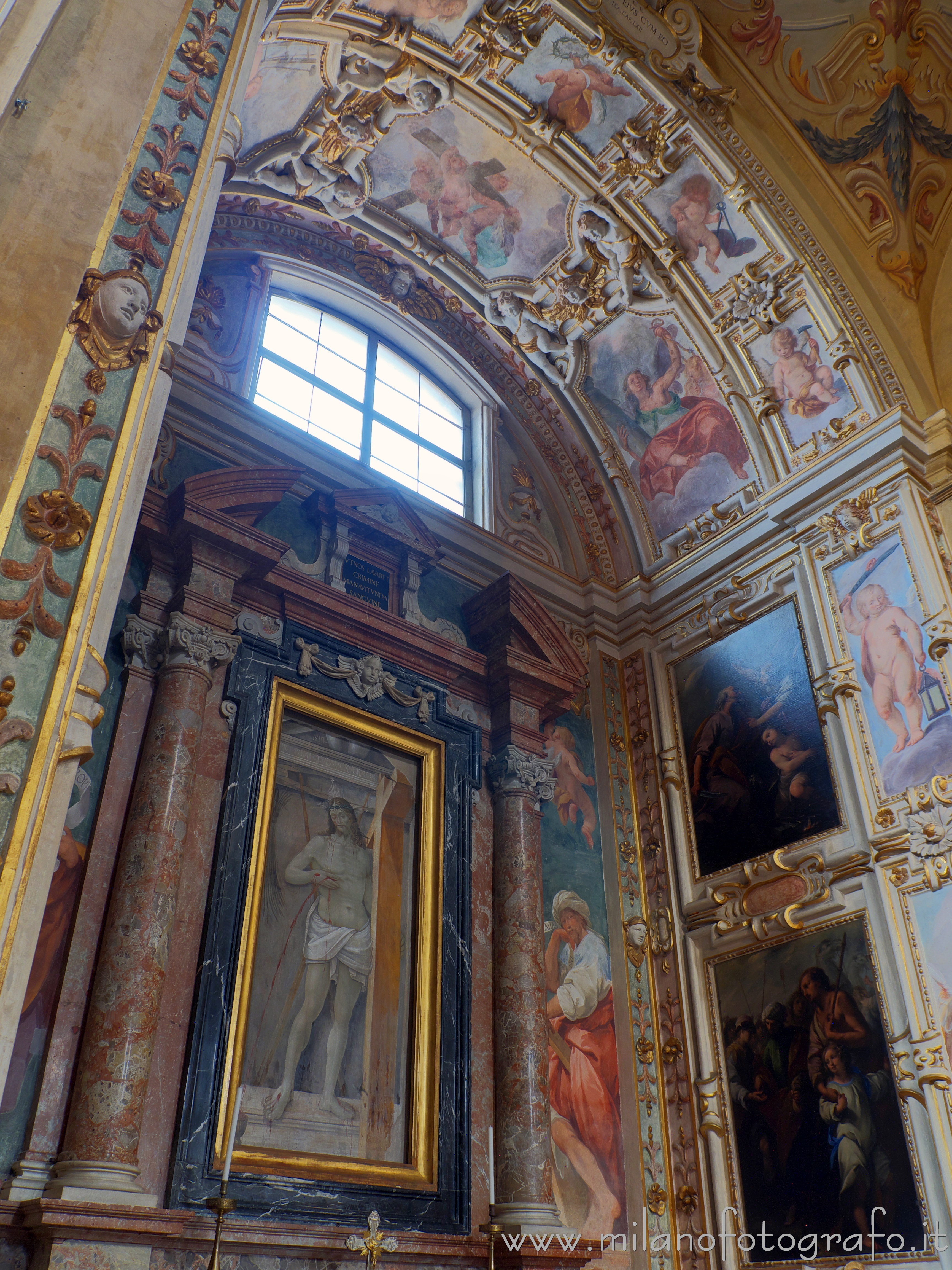 Vimercate (Monza e Brianza) - Vista di tre quarti destra della Cappella del Salvatore nel Santuario della Beata Vergine del Rosario